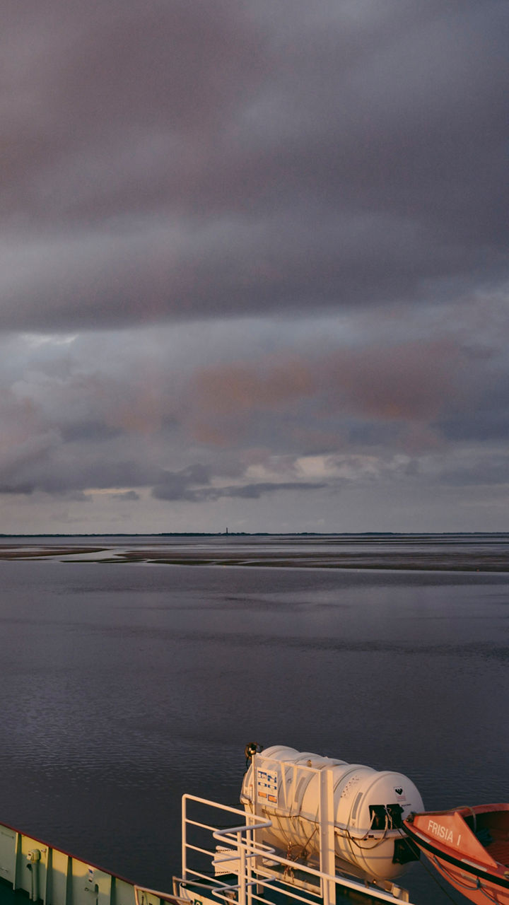 Blick von einer Fähre auf das Wattenmeer. 