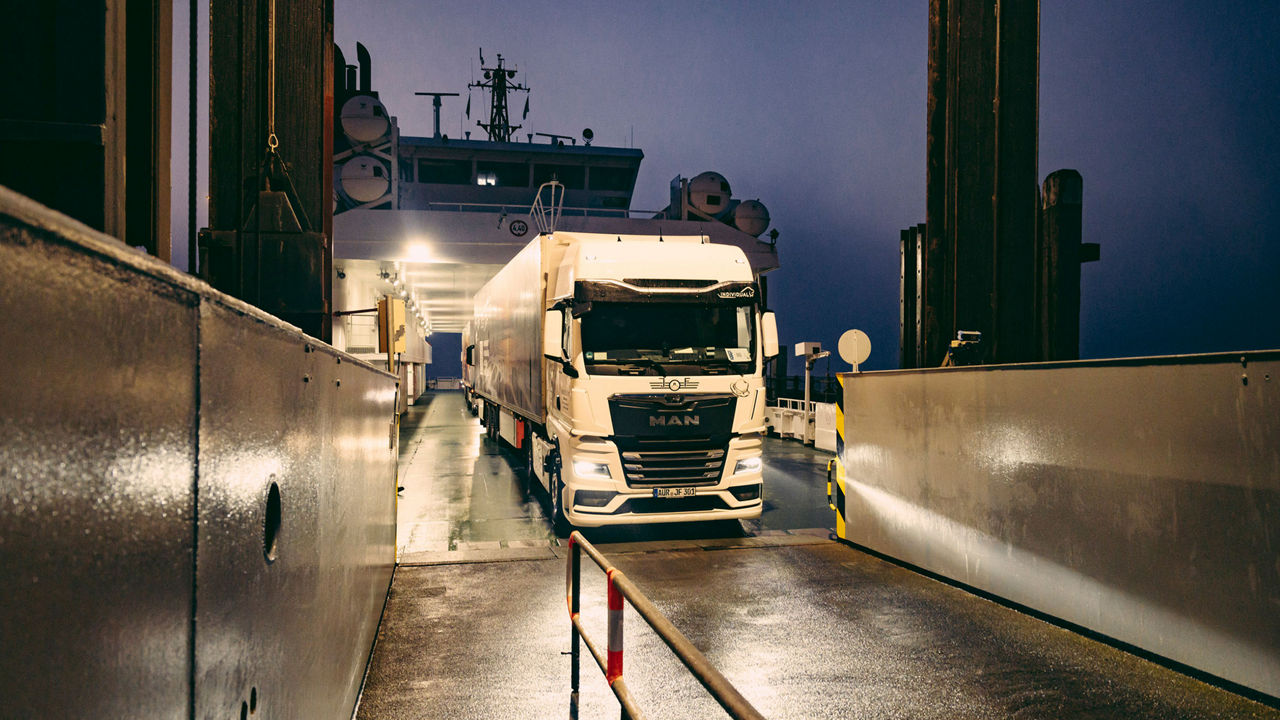 Ein MAN Transporter setzt von der Fähre aufs Festland über. 