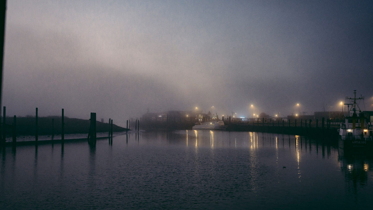 Aufnahme des Norderney Hafens in der Nacht. 
