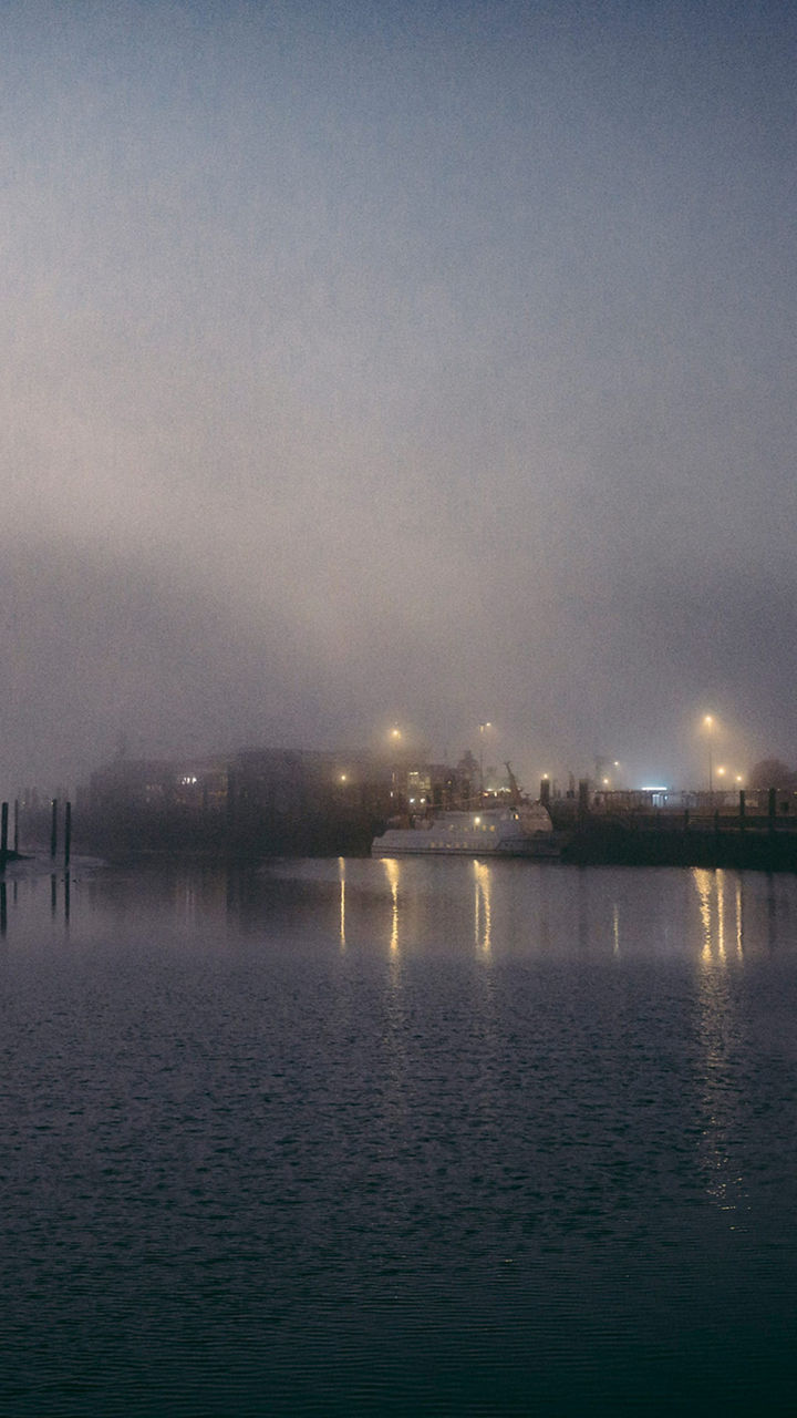 Aufnahme des Norderney Hafens in der Nacht. 