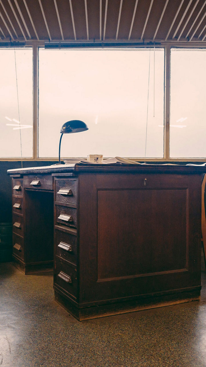 Blick ins Speditionsbüro, in dem ein alter Sekretär steht. 