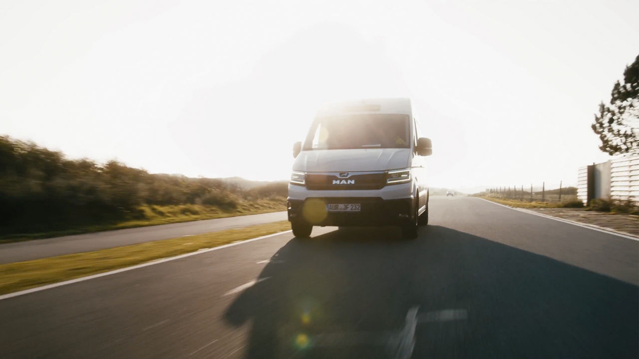 MAN eTGE auf einer Straße in Norderney