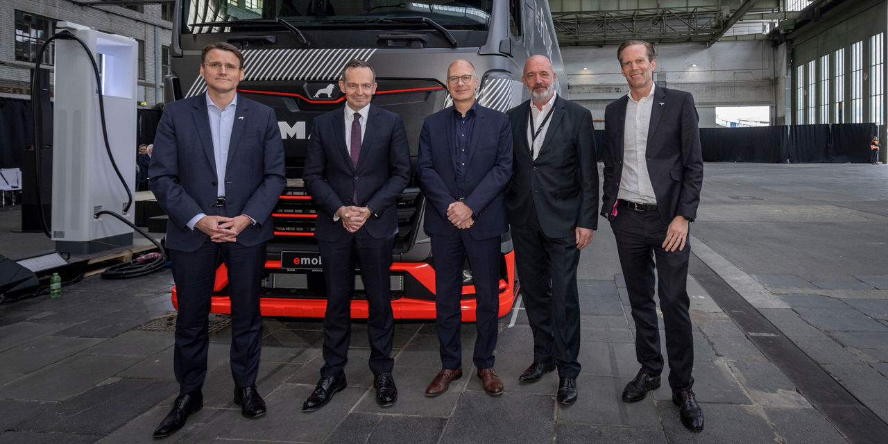 Fünf Männer stehen vor dem MAN eTruck