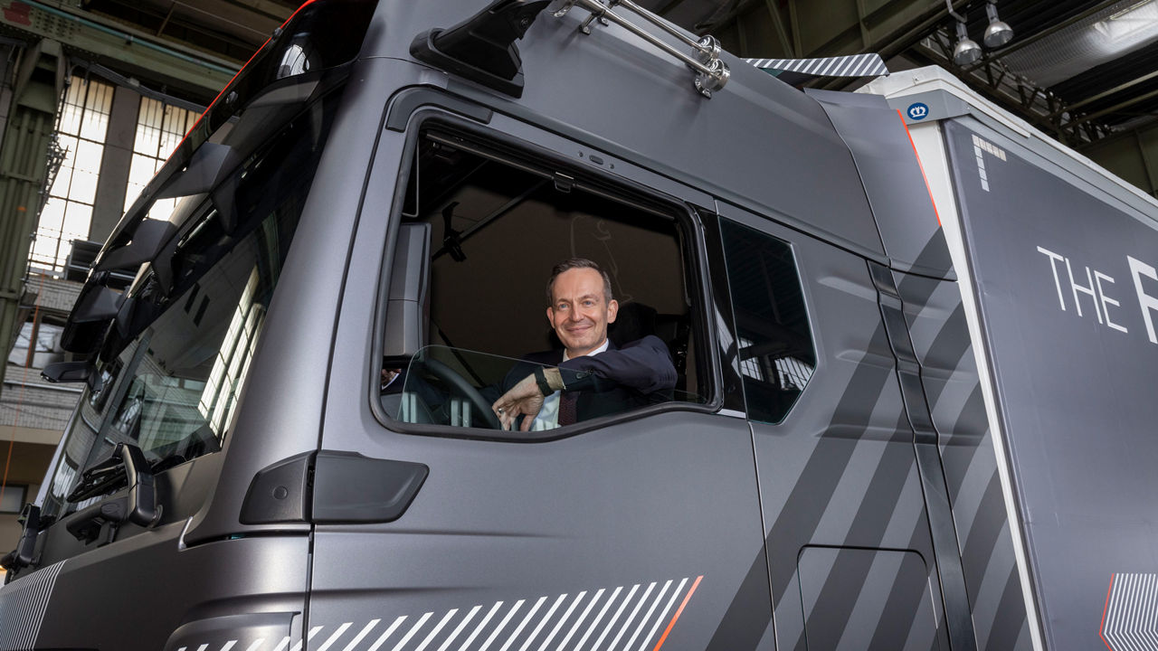 Verkehrsminister Volker Wissing sitzt im MAN eTruck