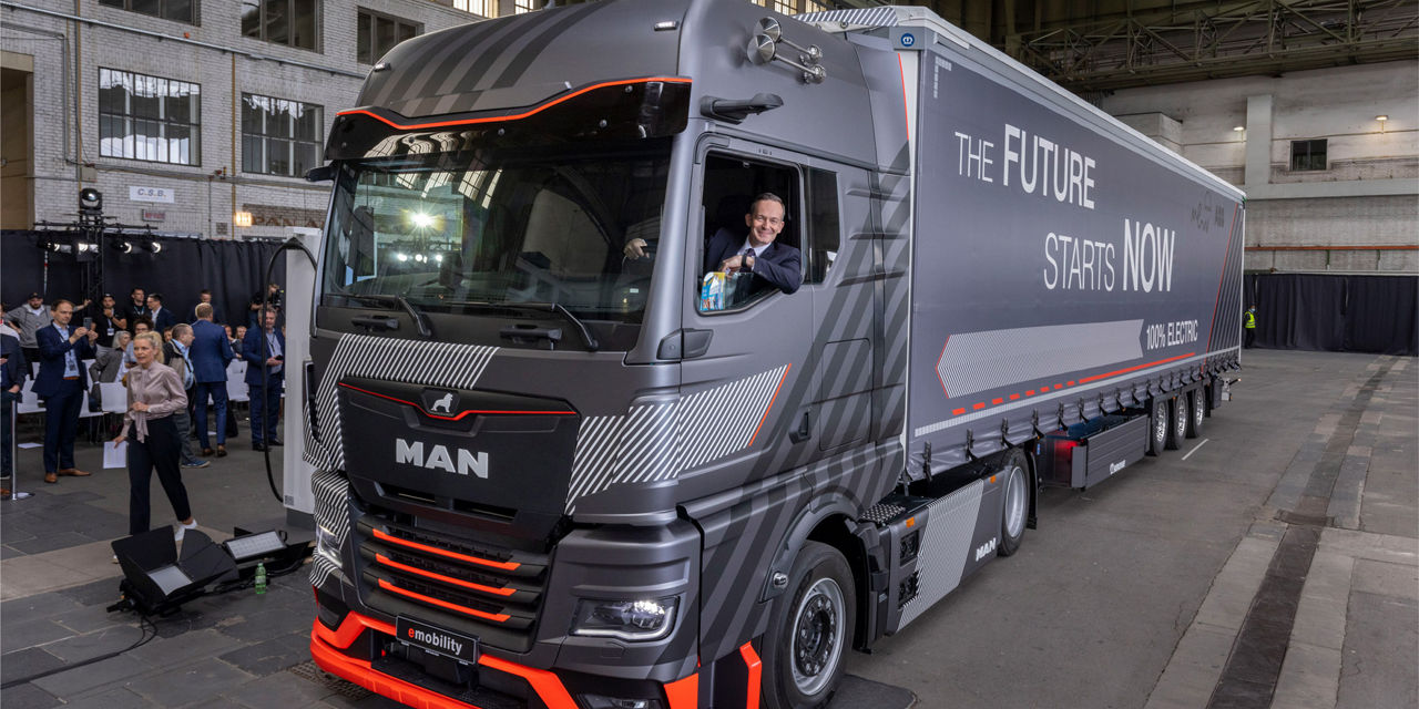 Verkehrsminister Volker Wissing sitzt im MAN eTruck