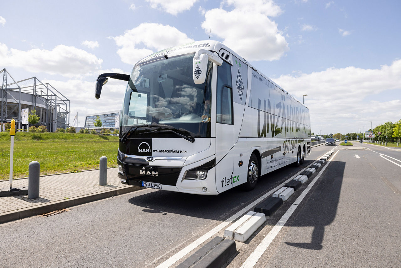 Der Mannschaftsbus von Borussia Mönchengladbach auf der Straße neben dem Stadion