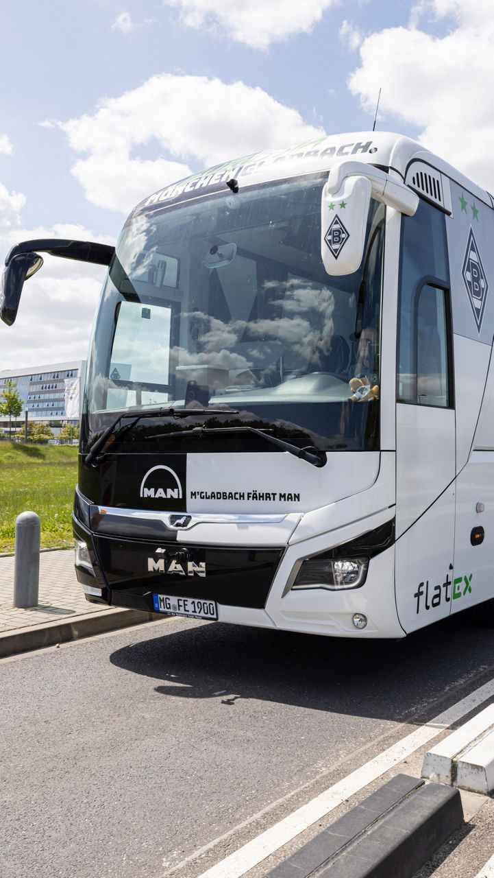 Der Mannschaftsbus von Borussia Mönchengladbach auf der Straße neben dem Stadion