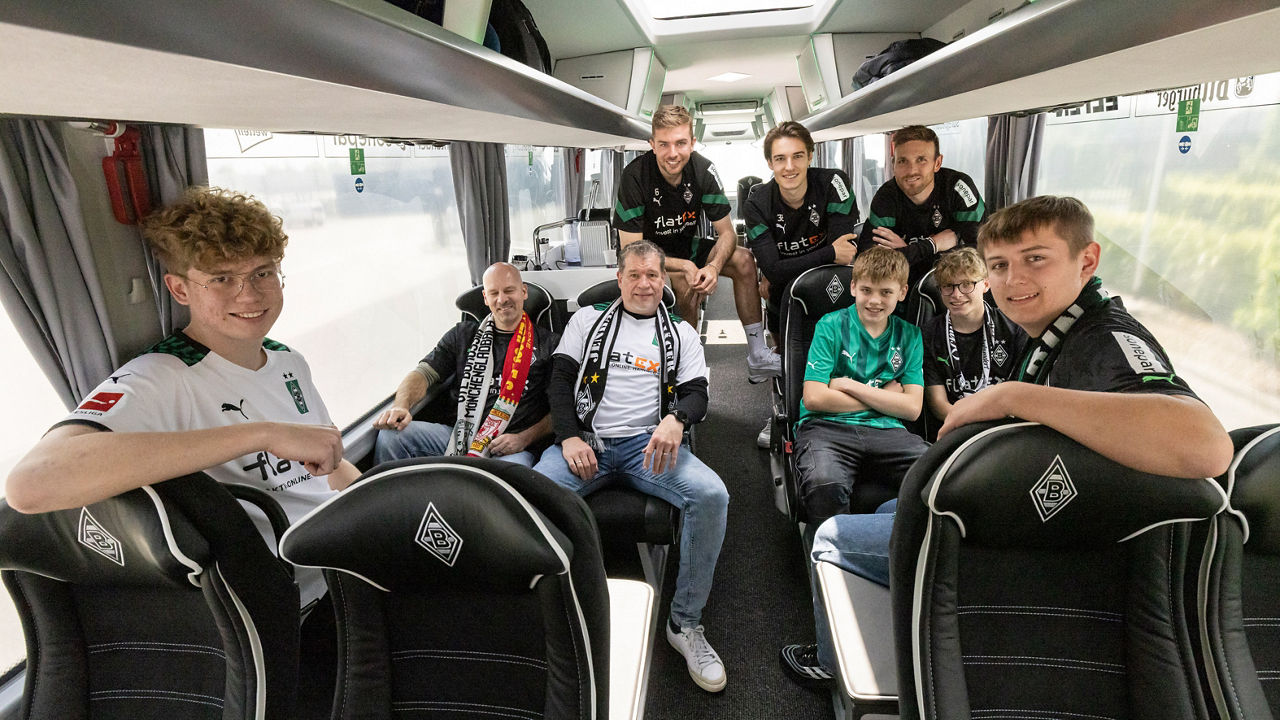 Eine Gruppe Männer und Jungs sitzt in einem Reisebus