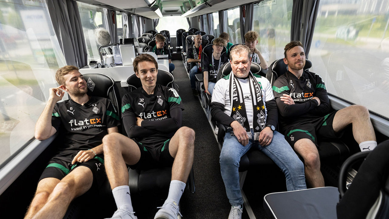 Eine Gruppe Männer und Jungs sitzt in einem Reisebus