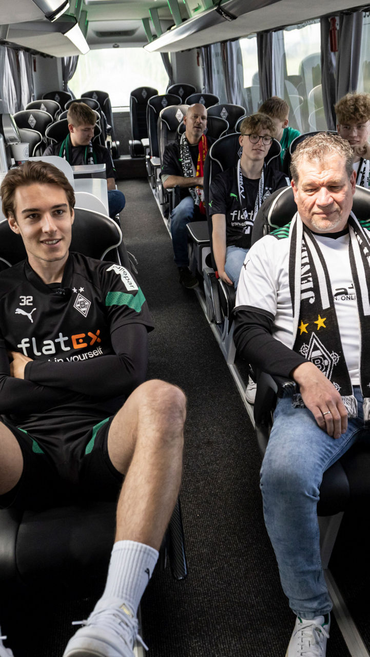 Eine Gruppe Männer und Jungs sitzt in einem Reisebus