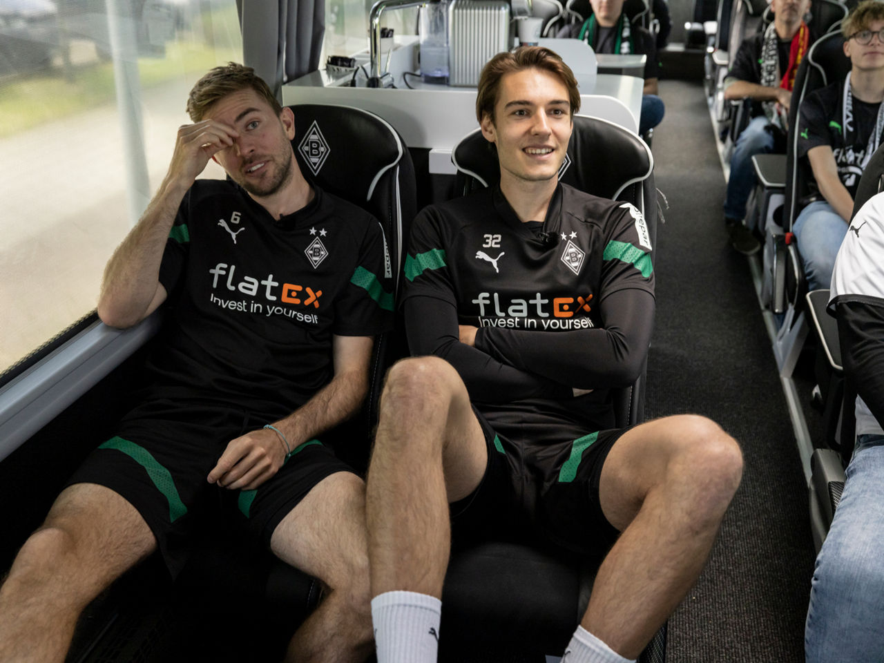 Christoph Kramer und Florian Neuhaus sitzen in einem Reisebus