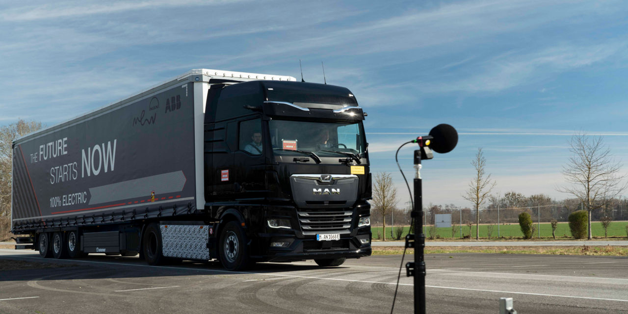 Der MAN eLkw fährt an einem Mikrofon vorbei