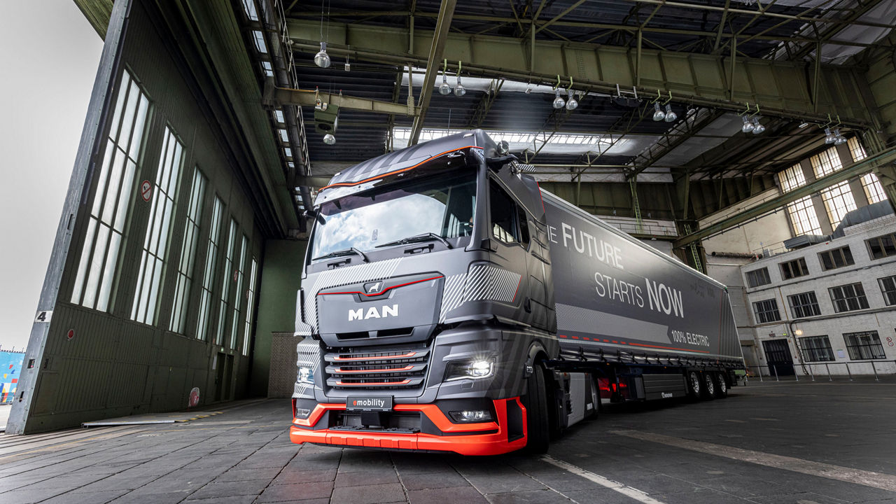 The MAN eTruck in a hall