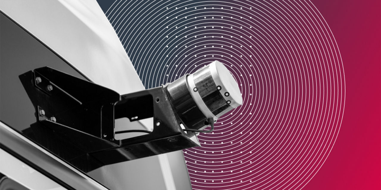 Collage mit einer Schwarzweiß-Nahaufnahme einer 360-Grad-Kamera an einem Truck und weißen grafischen Elementen auf Farbverlauf-Hintergrund.