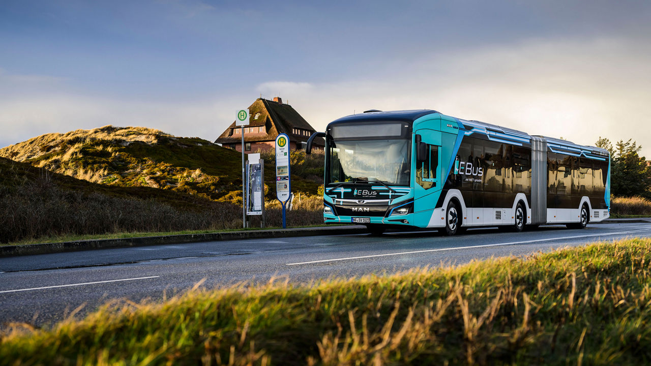 Der MAN Lion’s City 18 E an einer Haltestelle auf Sylt