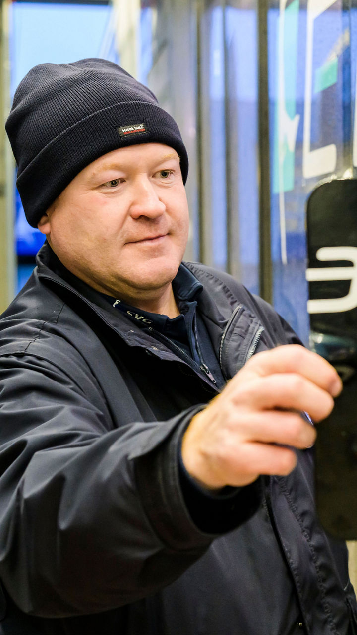 Ein Mann verifiziert die elektrische Tankanlage