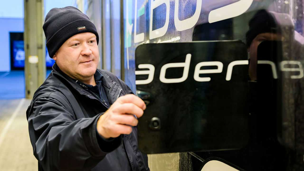 Ein Mann verifiziert die elektrische Tankanlage