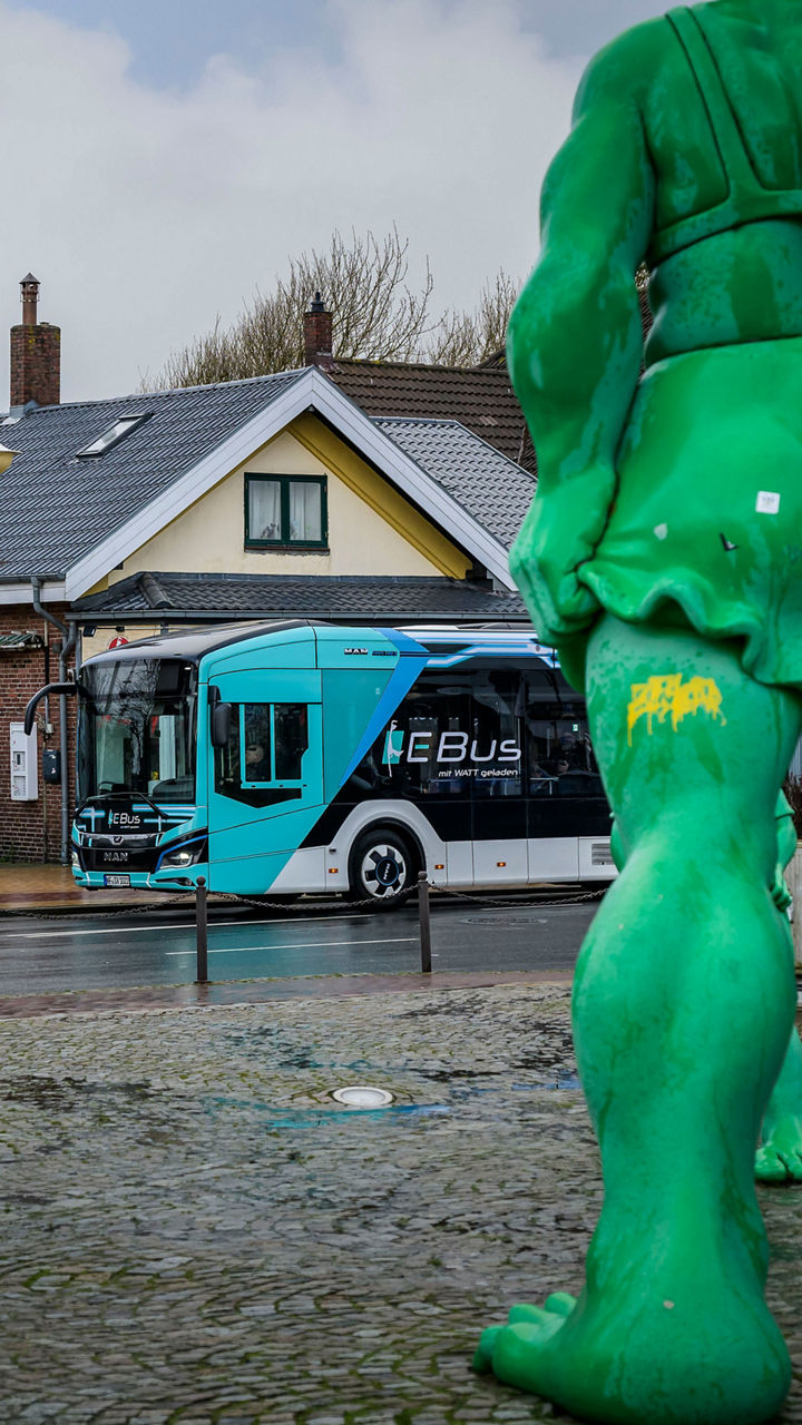 Grüne Skulpturen am Sylter Bahnhof