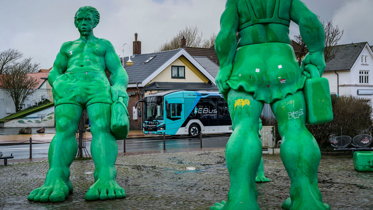 Grüne Skulpturen am Sylter Bahnhof