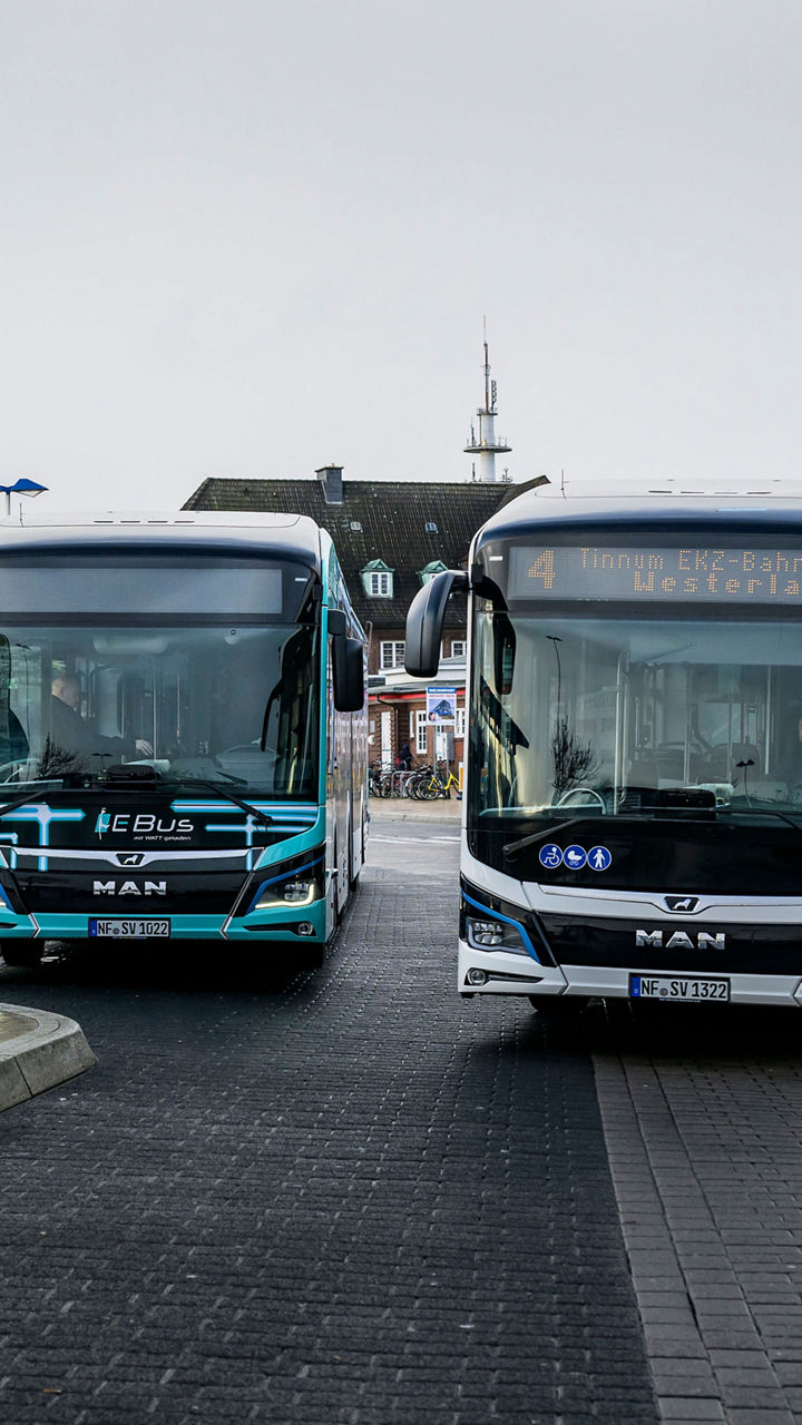 Zwei MAN Lion's Modelle nebeneinander in der Haltestelle