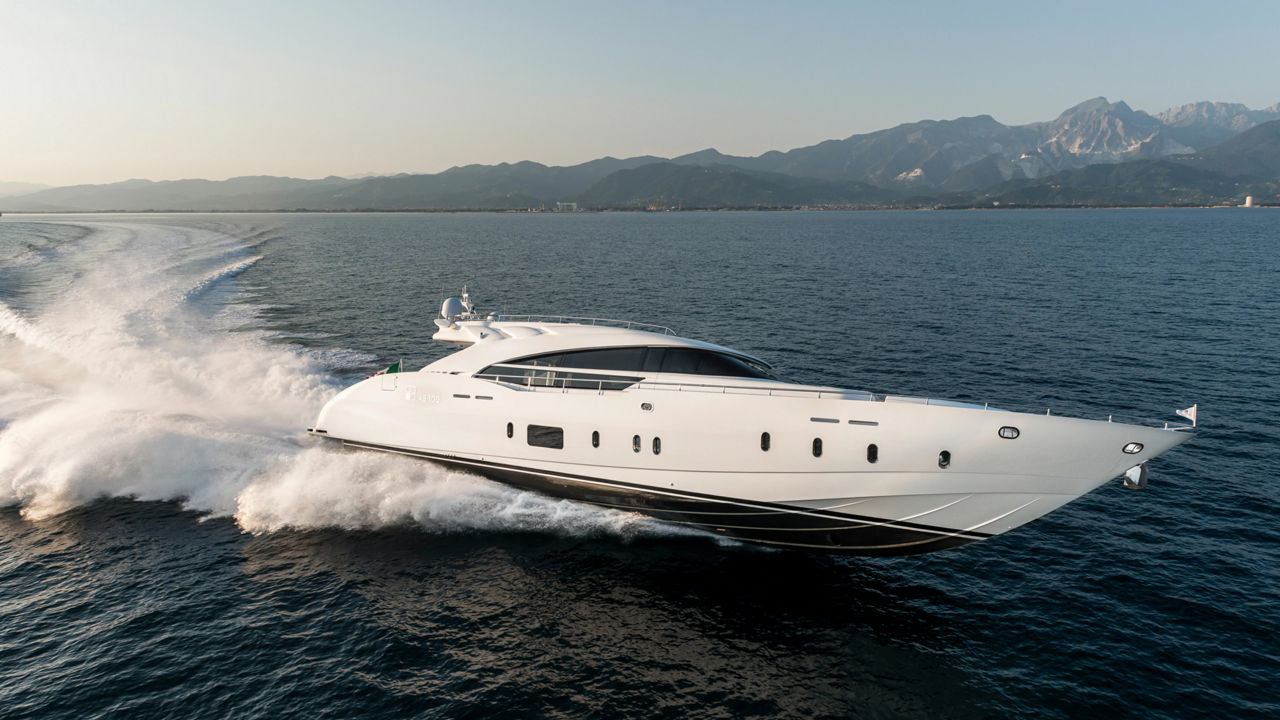 Eine weiße Yacht gleitet durchs Wasser. 