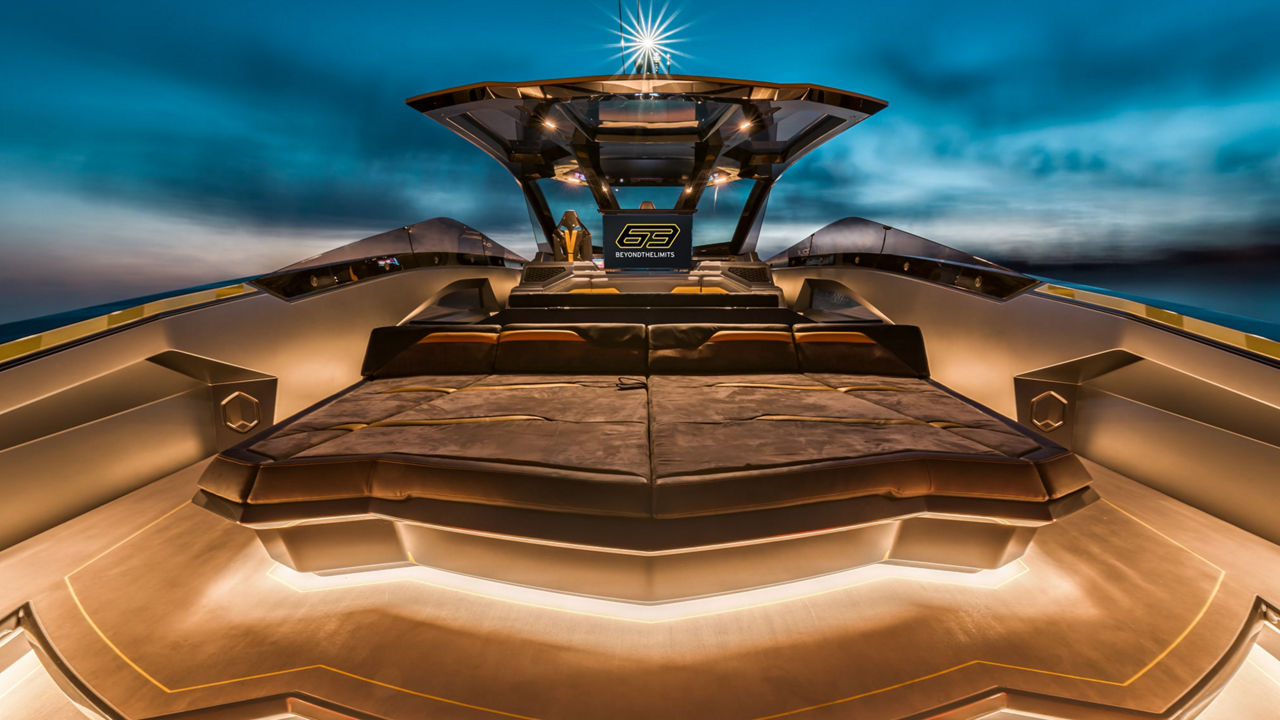 Blick vom Deck der Yacht zur Steuerkabine in Abend-Beleuchtung unter freiem Nachthimmel. 