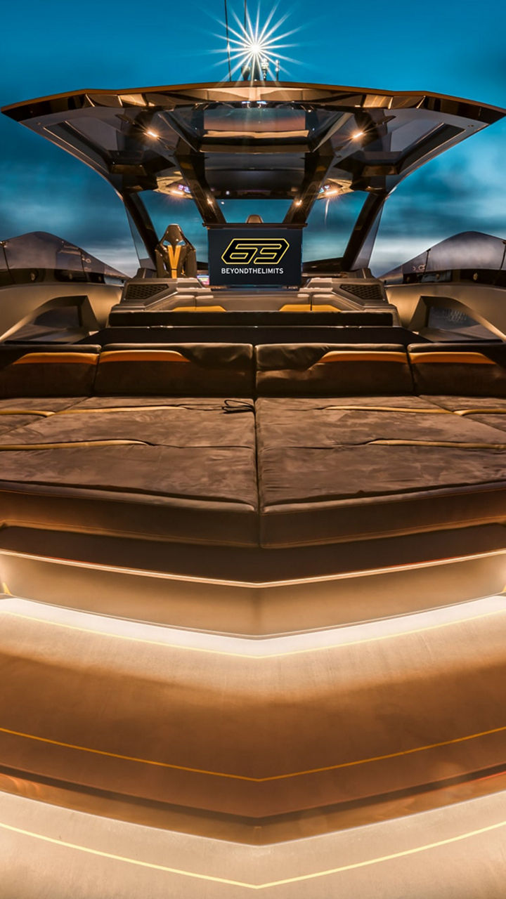 Blick vom Deck der Yacht zur Steuerkabine in Abend-Beleuchtung unter freiem Nachthimmel. 