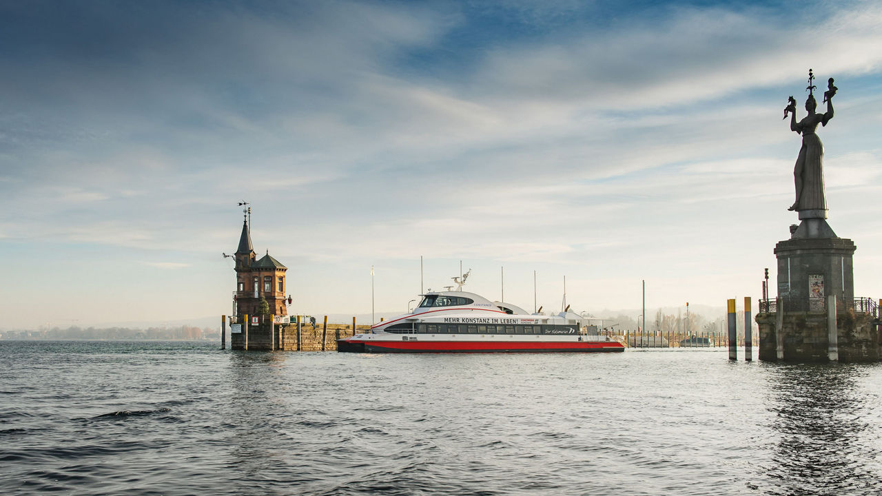 Ein Katamaran verlässt den Konstanzer Hafen. 