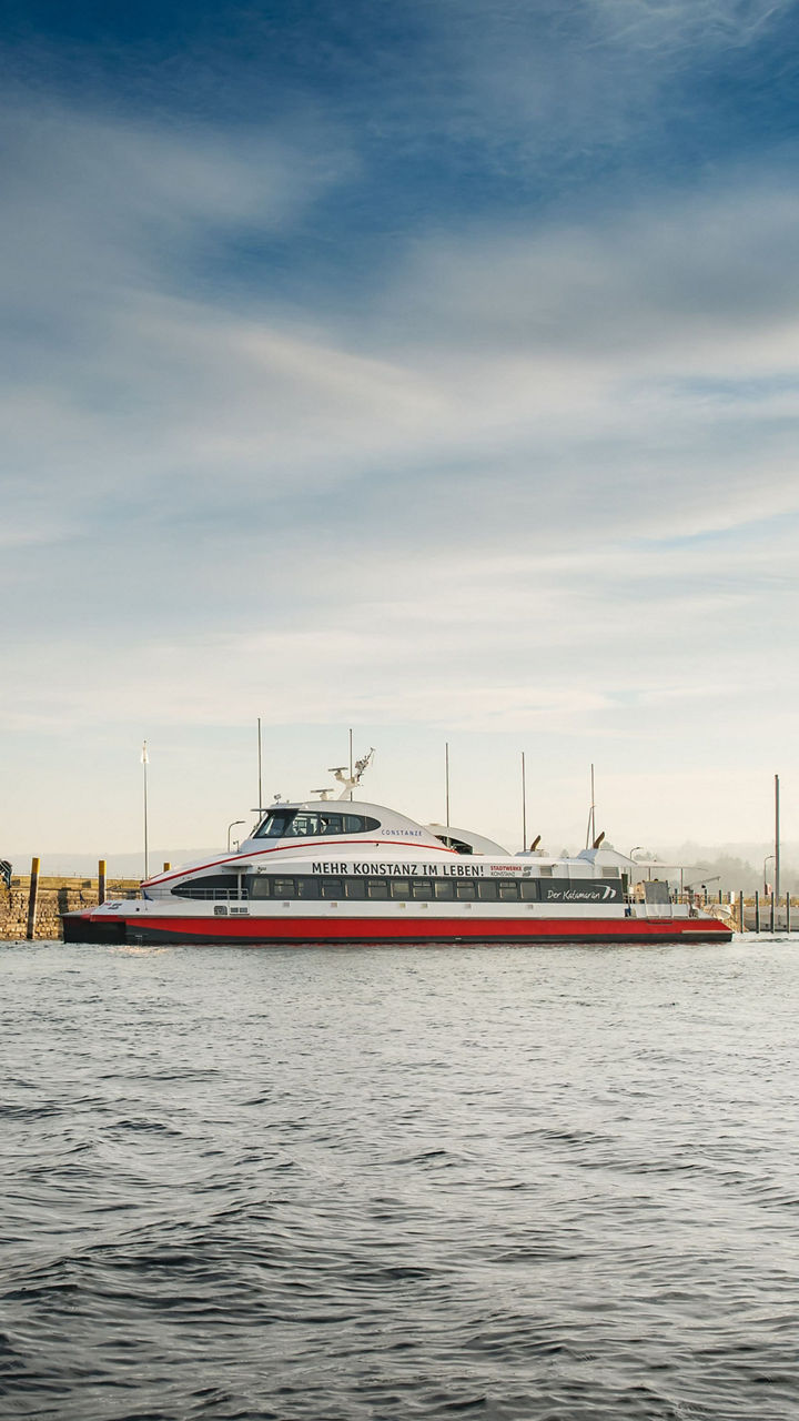 Ein Katamaran verlässt den Konstanzer Hafen. 