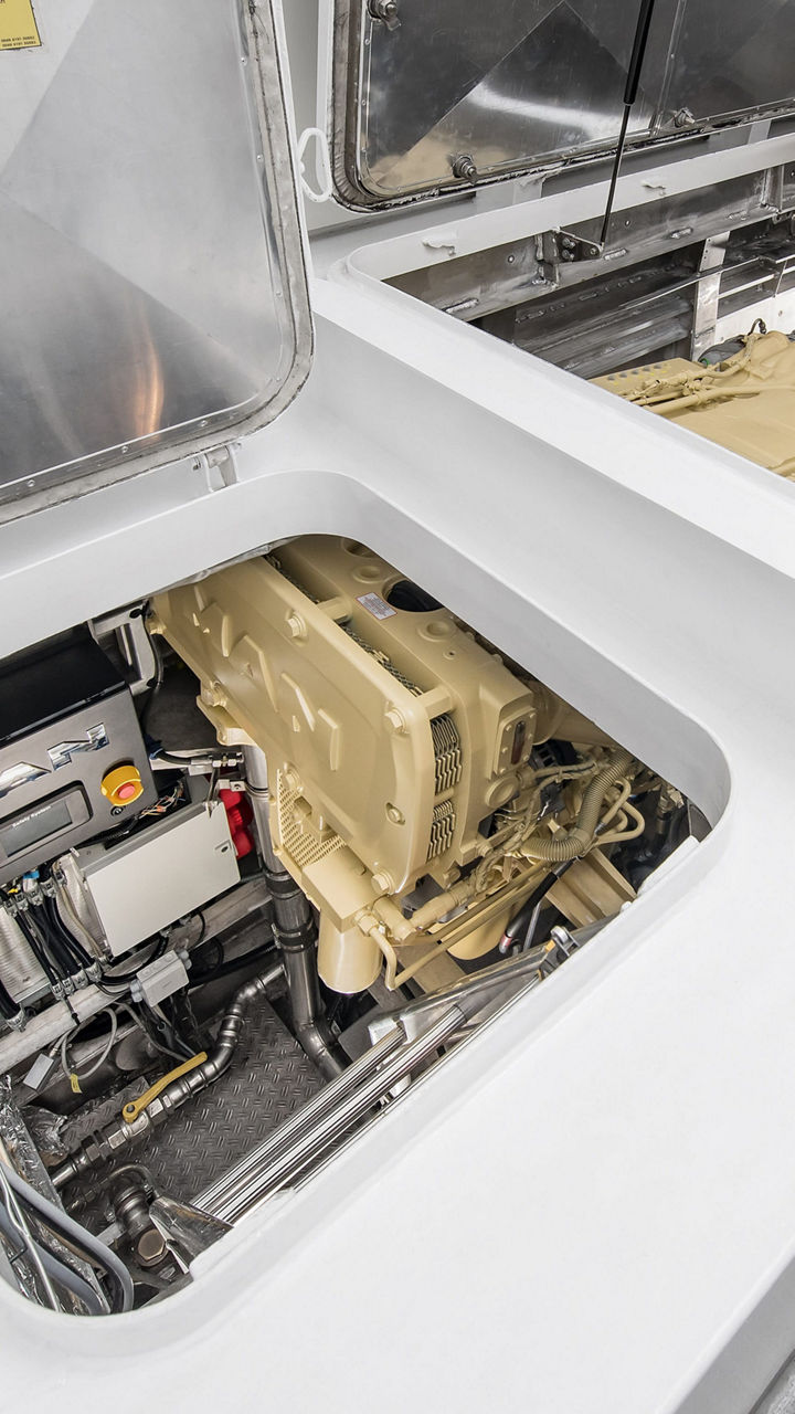 Blick durch zwei Klappen in den Motorraum eines Katamaran. 