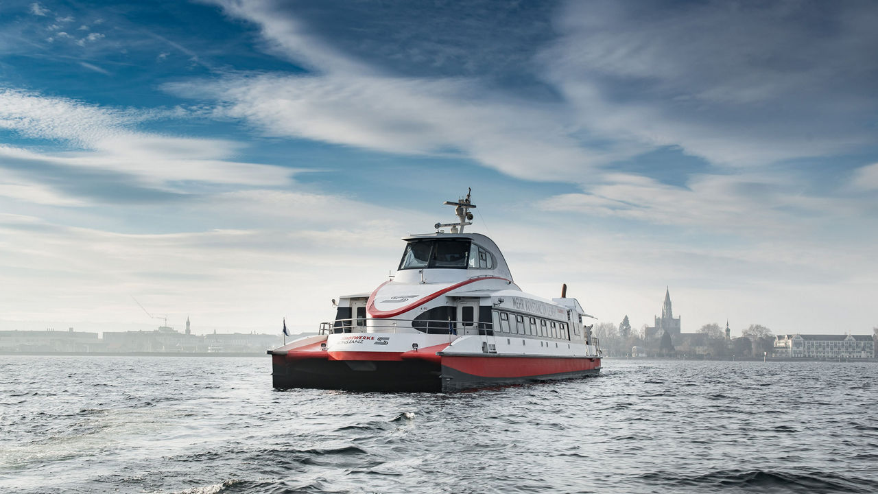 Ein Katamaran befährt den Bodensee. 