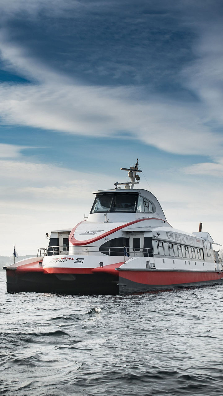 Ein Katamaran befährt den Bodensee. 