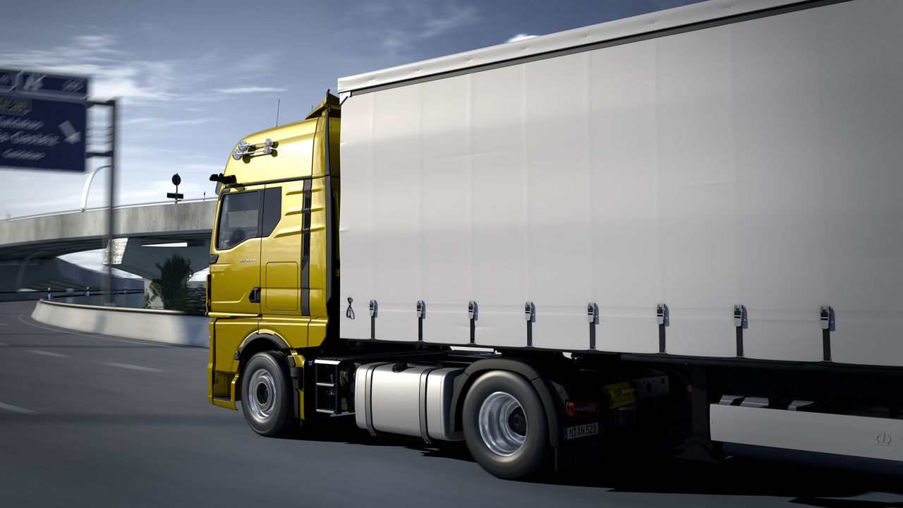 Вигляд збоку на MAN TGX, який їду на автомагістралі.