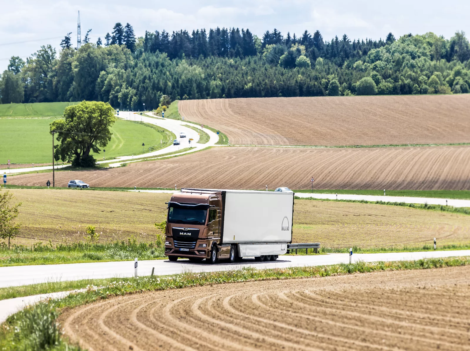 Der MAN TGX in der Seitenansicht fahrend auf der Autobahn.