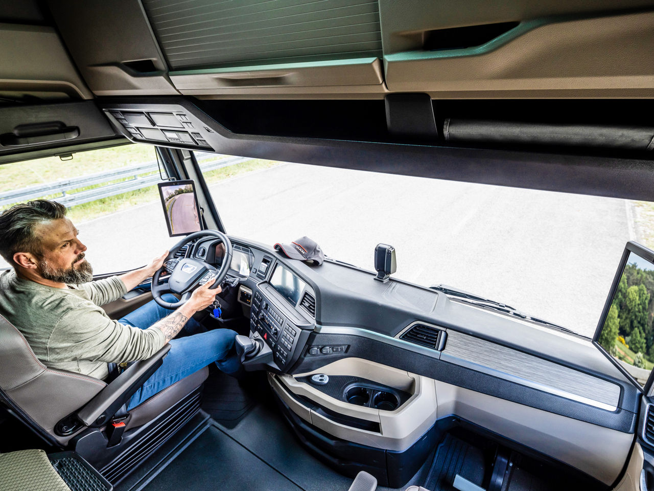 Der Arbeitsplatz des MAN TGX ist konsequent auf Entlastung und Komfort des Fahrers ausgelegt.