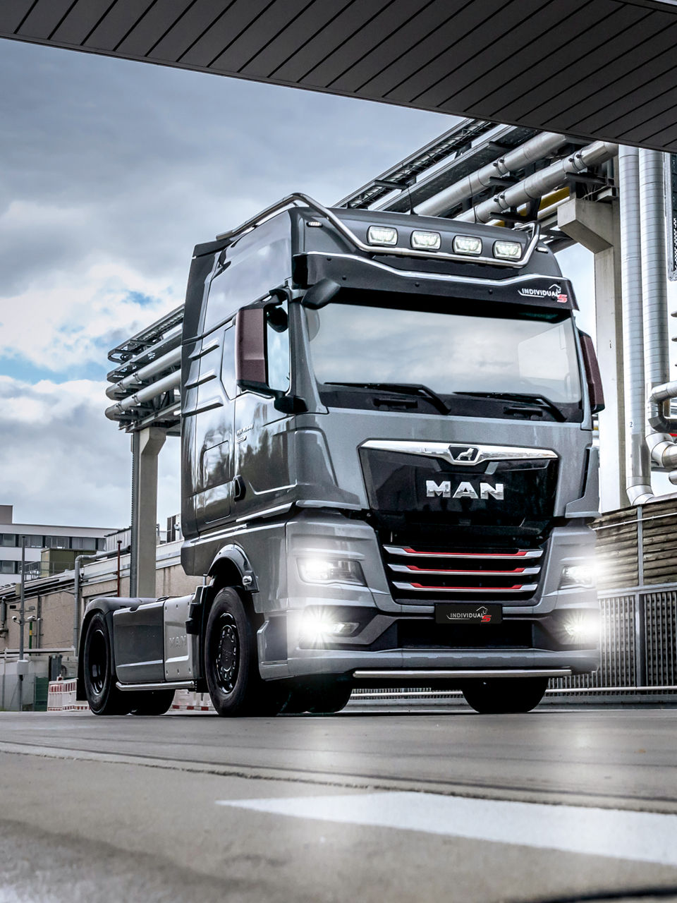man-tgx-individual-lion-s-gallerie-01-3x4.jpg