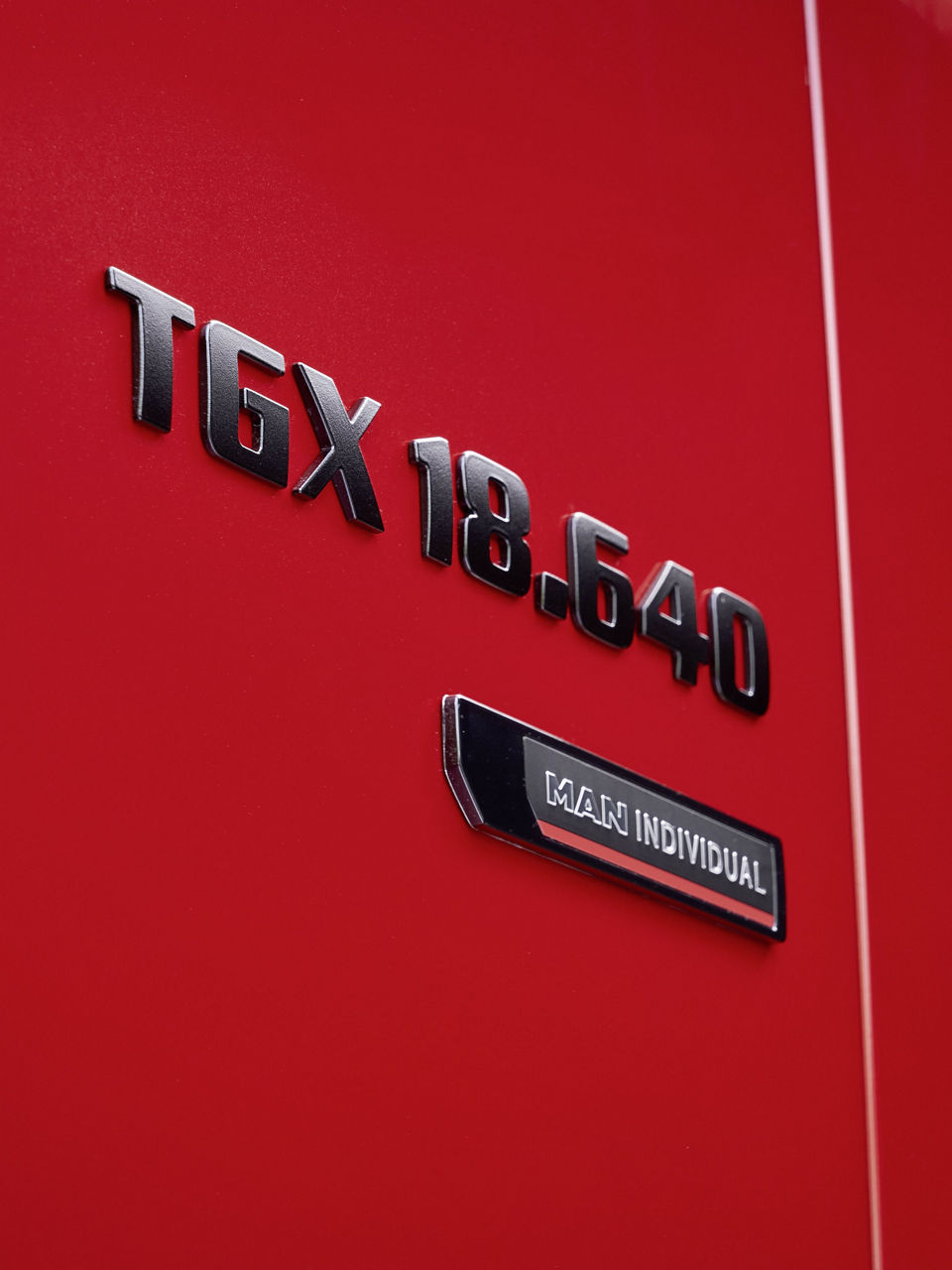 V prostorné kabině řidiče vytvářejí červené designové akcenty vzrušující vzhled.