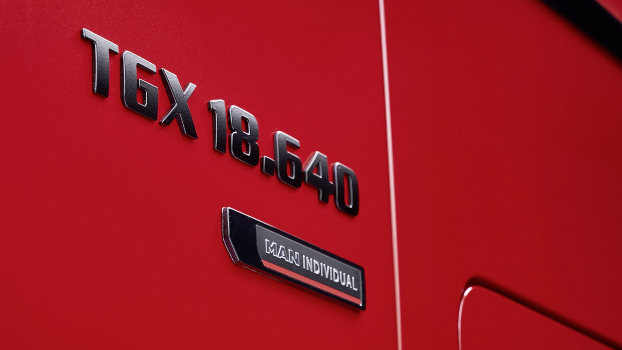 V prostorné kabině řidiče vytvářejí červené designové akcenty vzrušující vzhled.