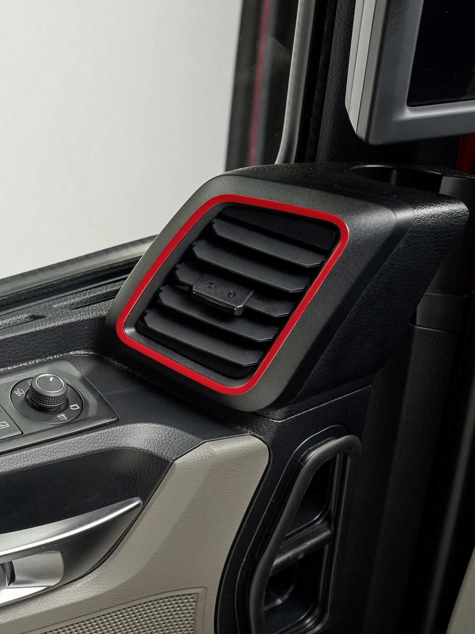 V prostorné kabině řidiče vytvářejí červené designové akcenty vzrušující vzhled.