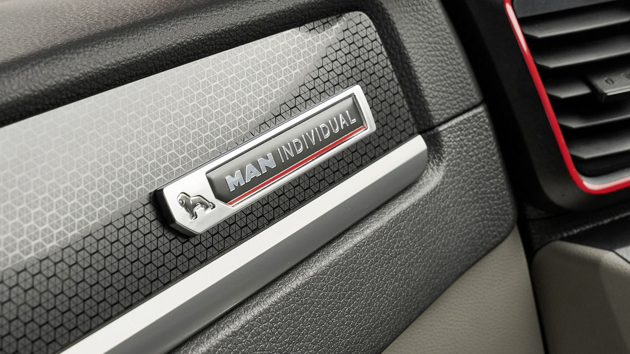 MAN Individual Badge na palubní desce.