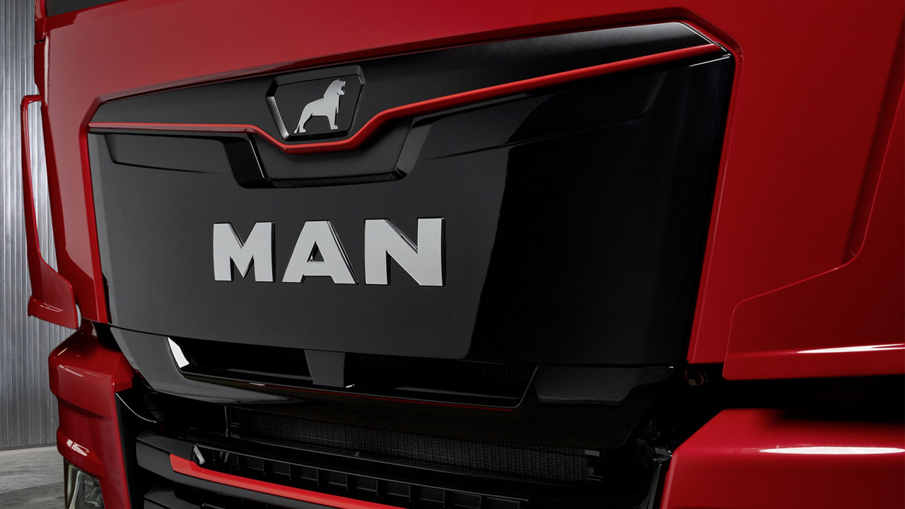 Černě lakovaný kryt chladiče MAN TGX Individual Lion S.