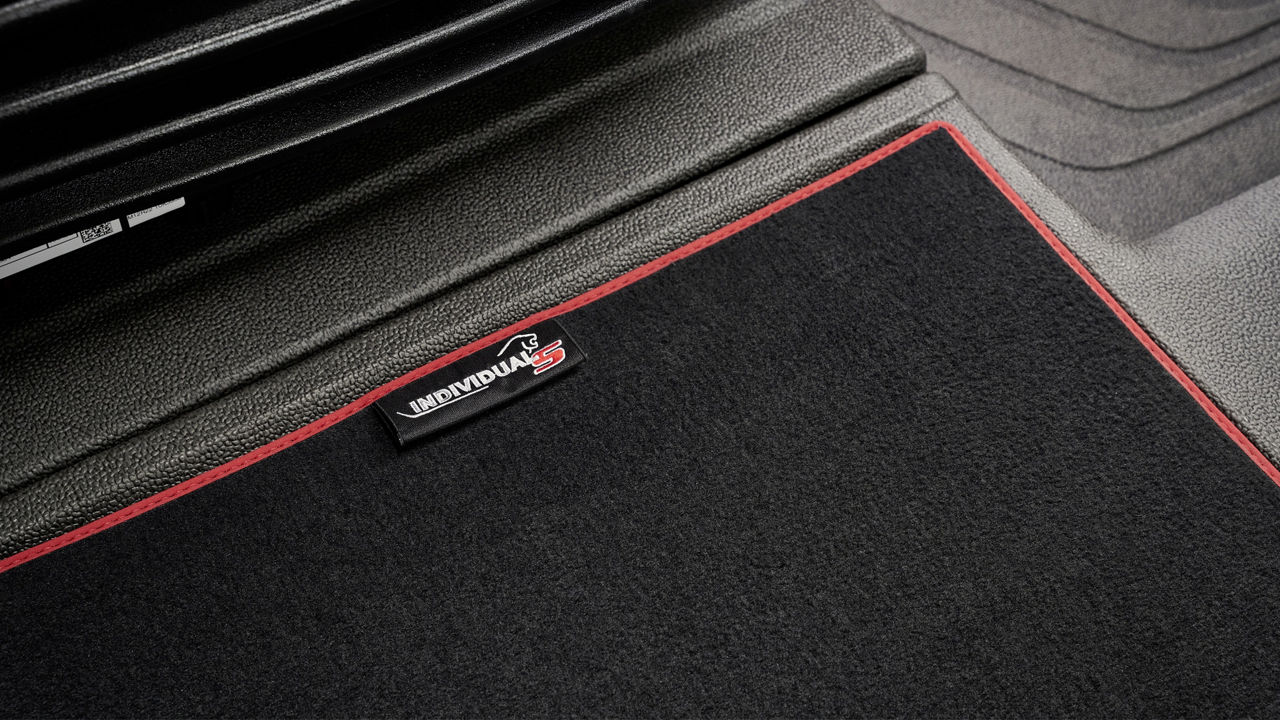 Rohož s červenými stehy, kédrem a štítkem