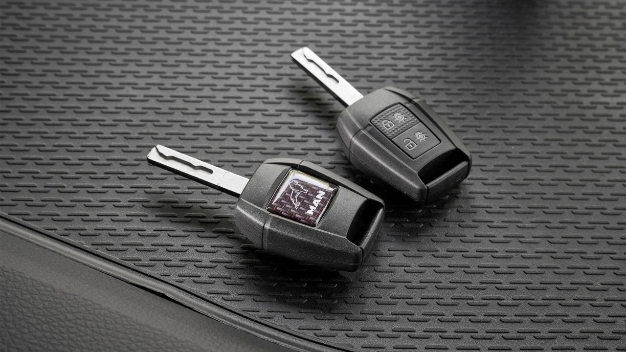 Kryt klíče s karbonovým vzhledem.