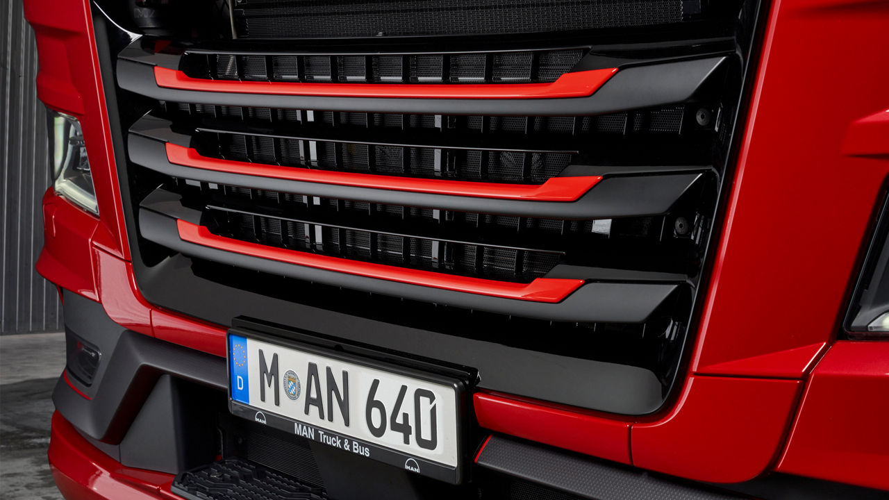 Mřížka chladiče s červenými designovými vložkami.