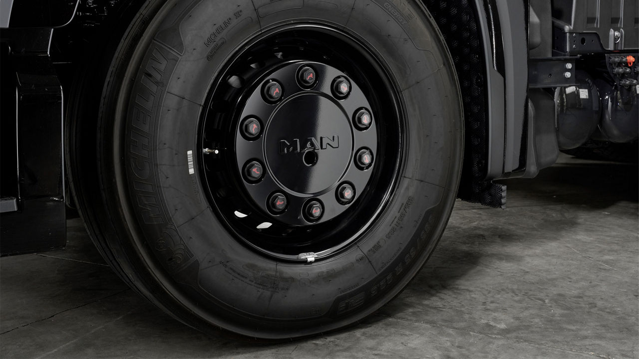 Ocelová kola, ozdobné kryty kola a krytky matice kol v černé barvě.