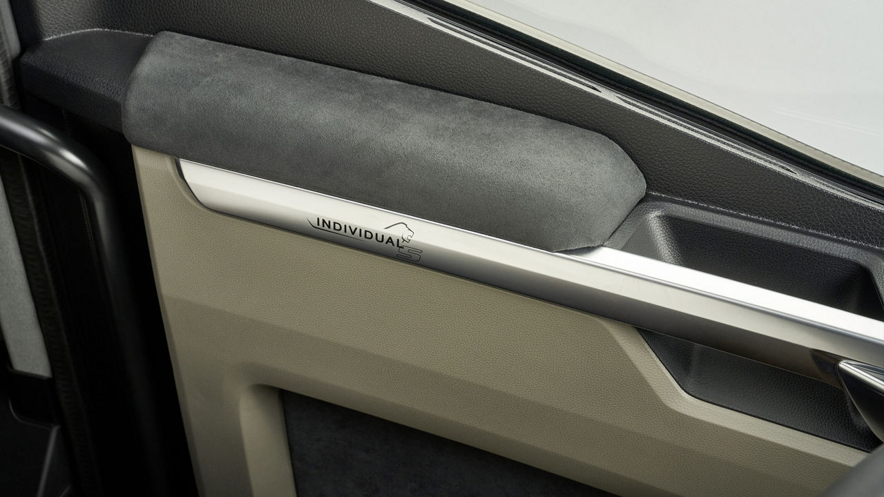 Výbava s koženým / Alcantara vzhledem na vnitřní straně dveří a područkách