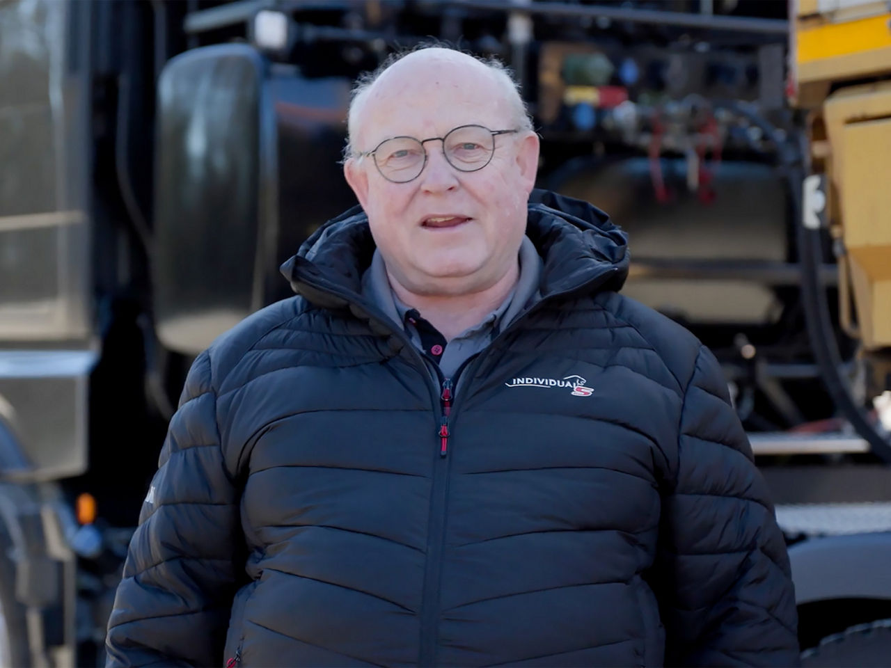 Esperto di trasporto di carichi pesanti davanti al MAN TGX Individual Lion S