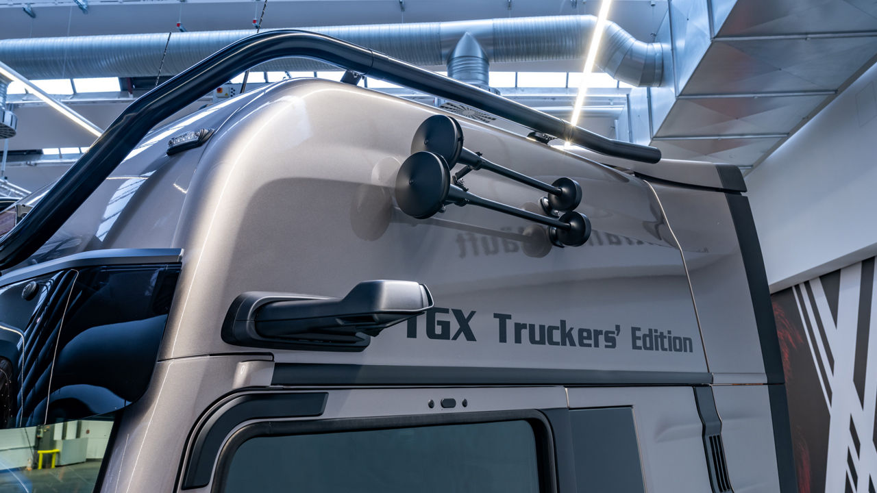 MAN TGX Trucker’s Edition με χαρακτηριστική μπάρα φώτων οροφής, ταινία LED σε ματ μαύρο χρώμα και μαύρες κόρνες αέρα.