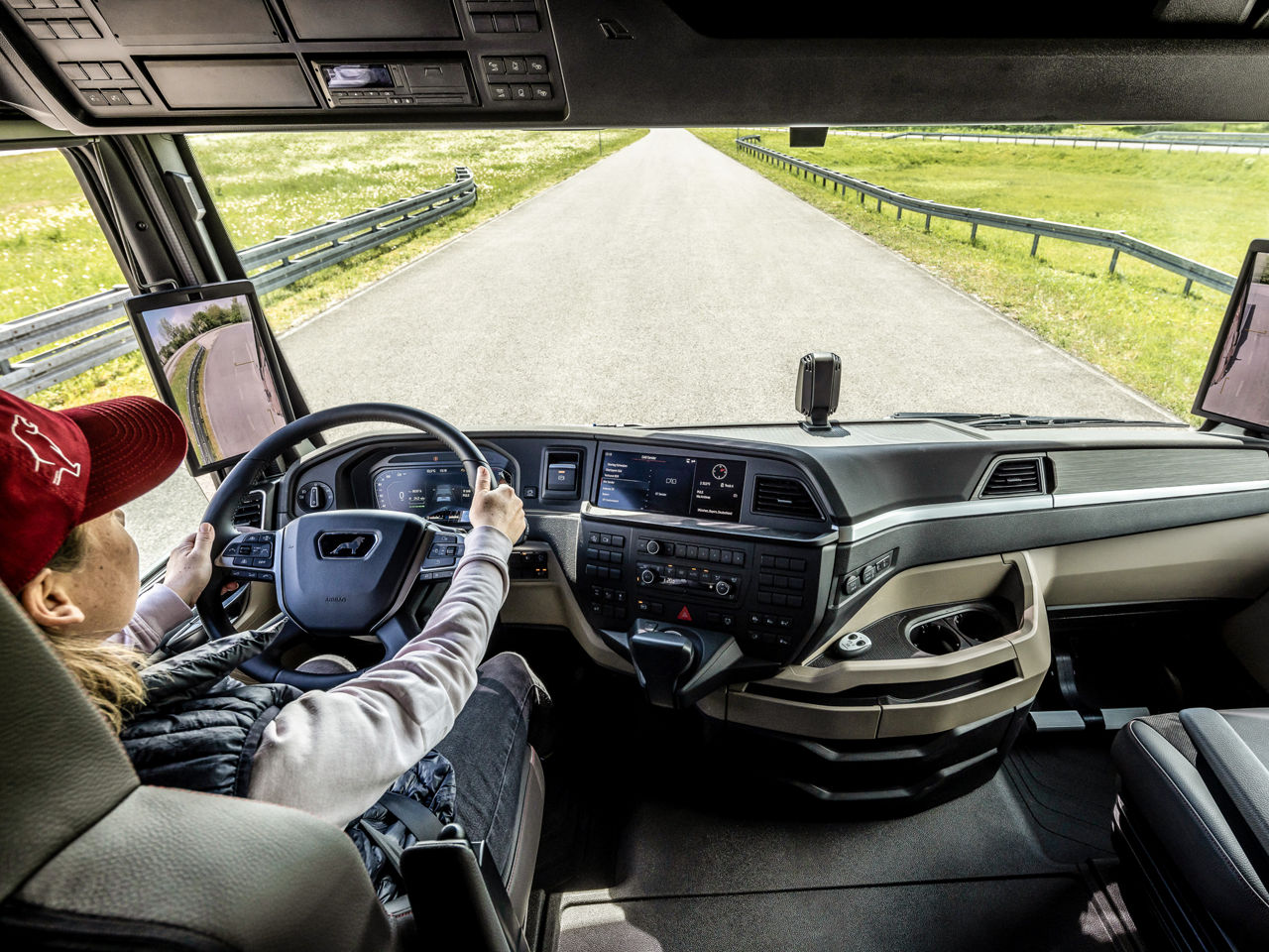 La cabina di guida GX di un MAN TGX offre una postazione di guida moderna.