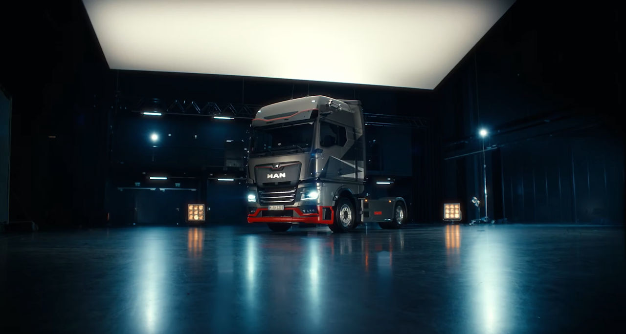 Een MAN eTGX elektrische vrachtwagen in een verlichte hal